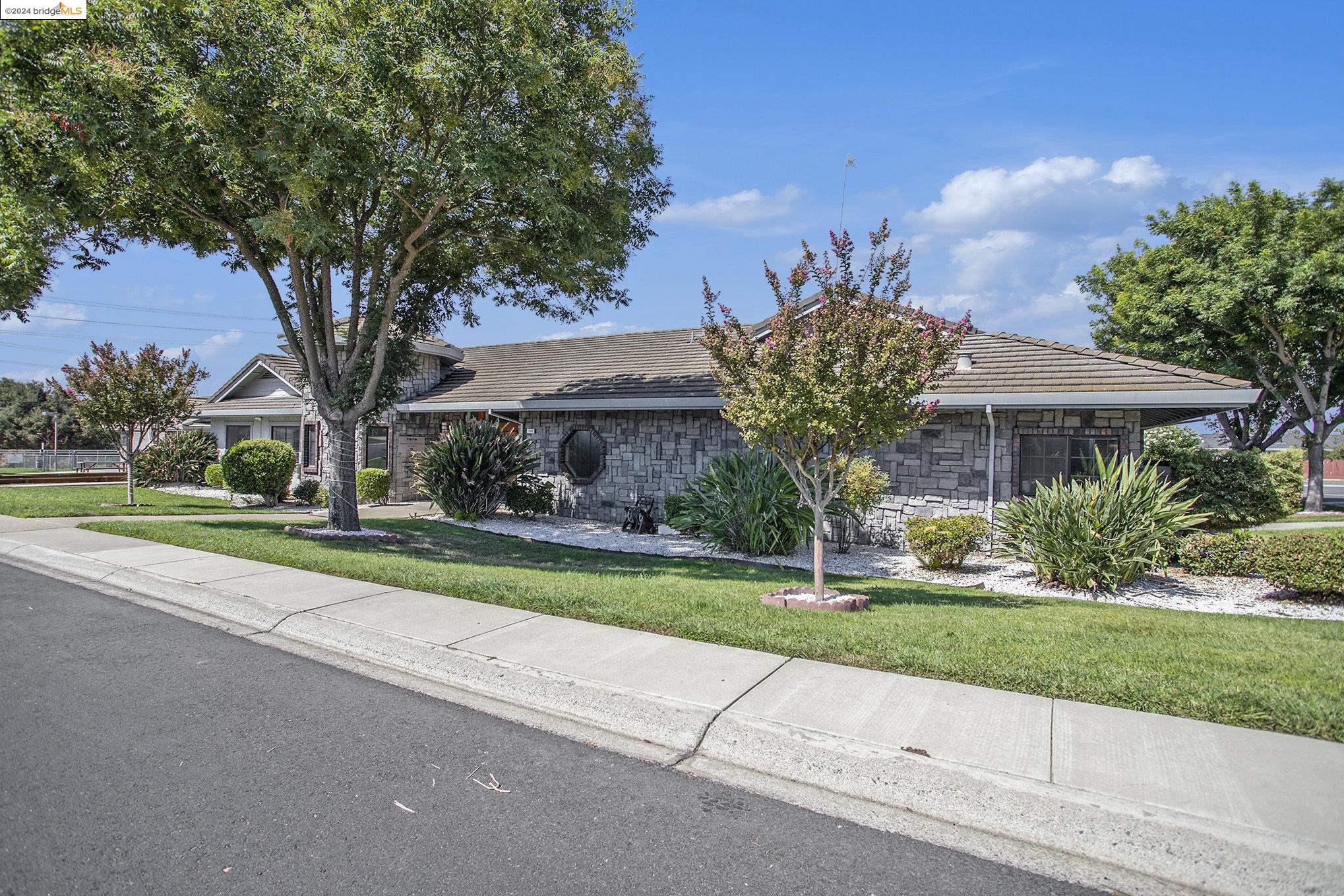 1905 Geneva Ln