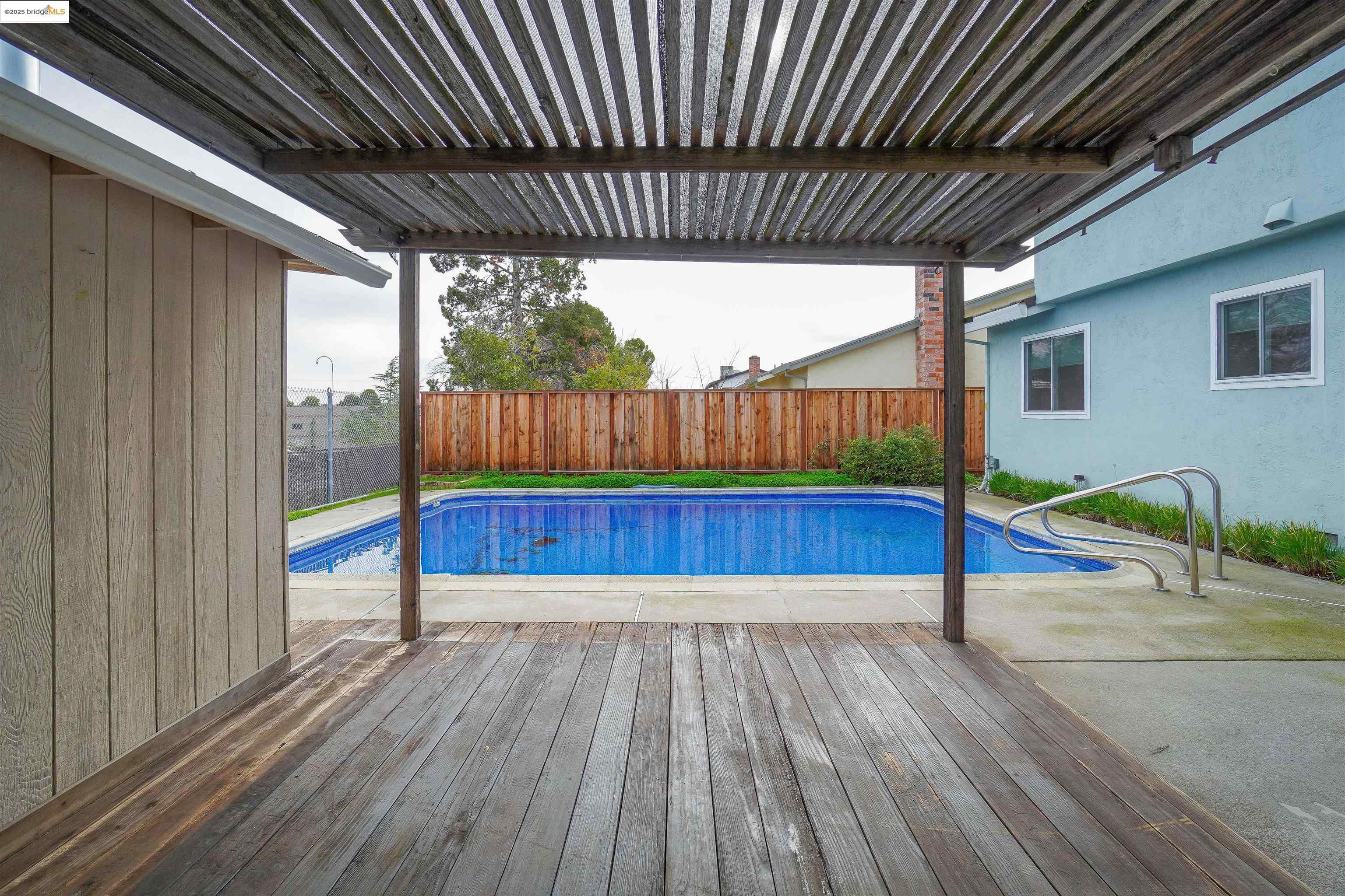3125 View Dr