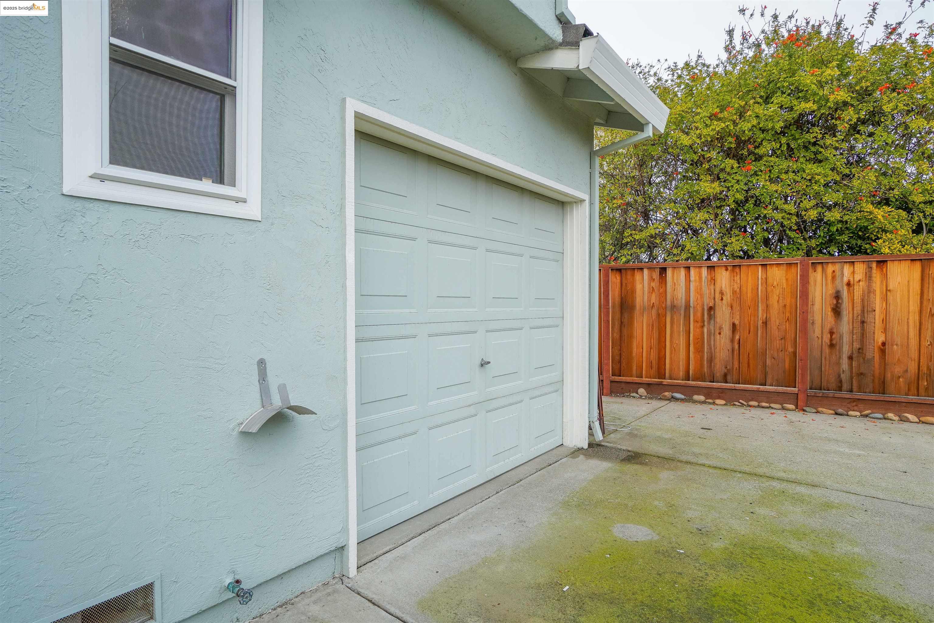 3125 View Dr