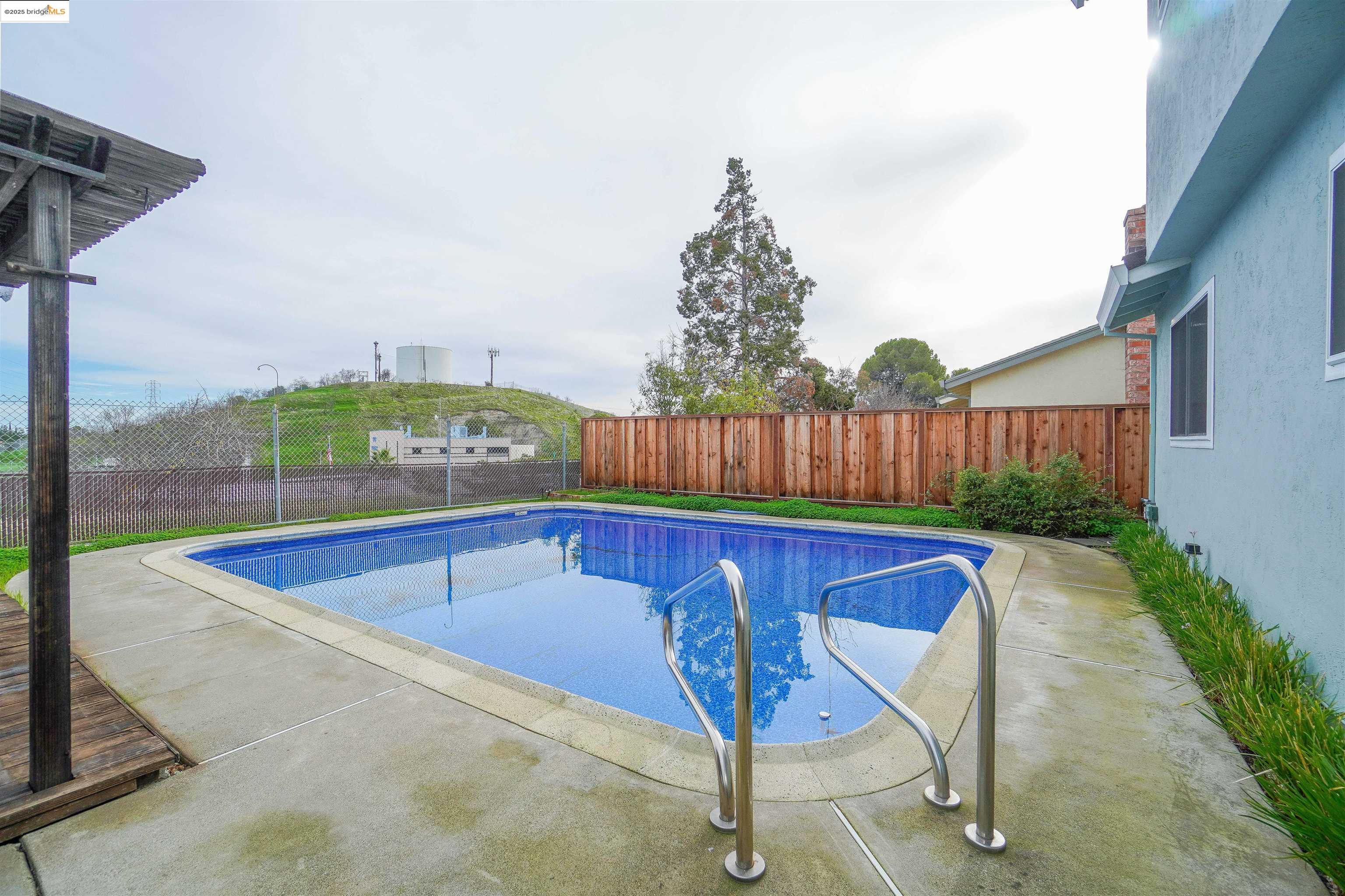 3125 View Dr