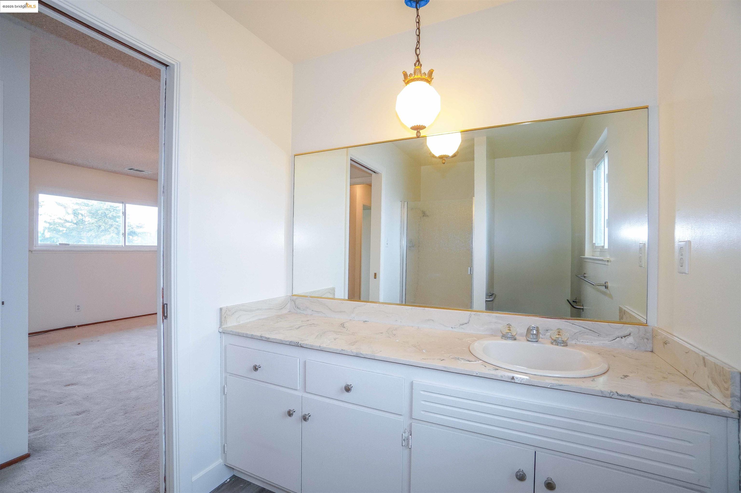 3125 View Dr