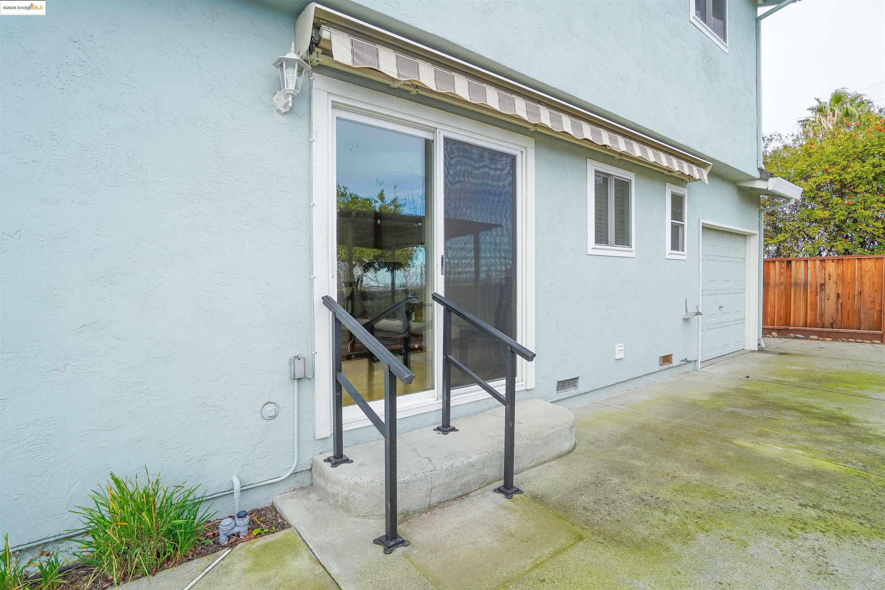 3125 View Dr
