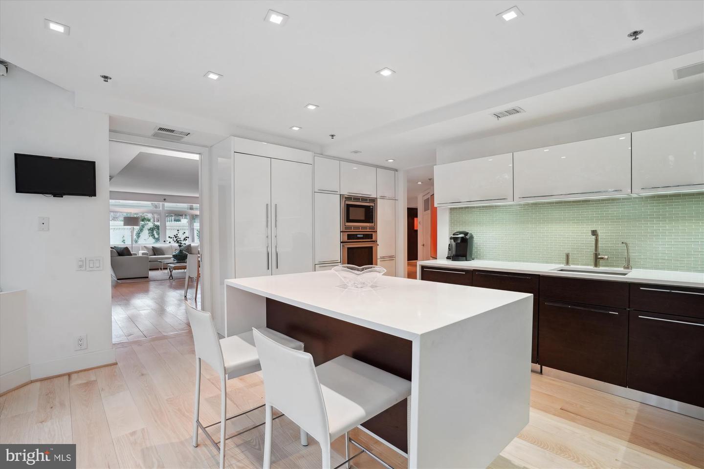 5610 Wisconsin Ave #107