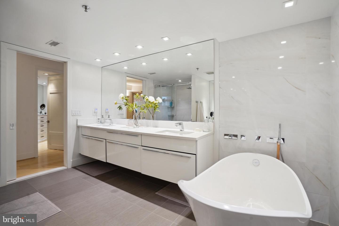 5610 Wisconsin Ave #107