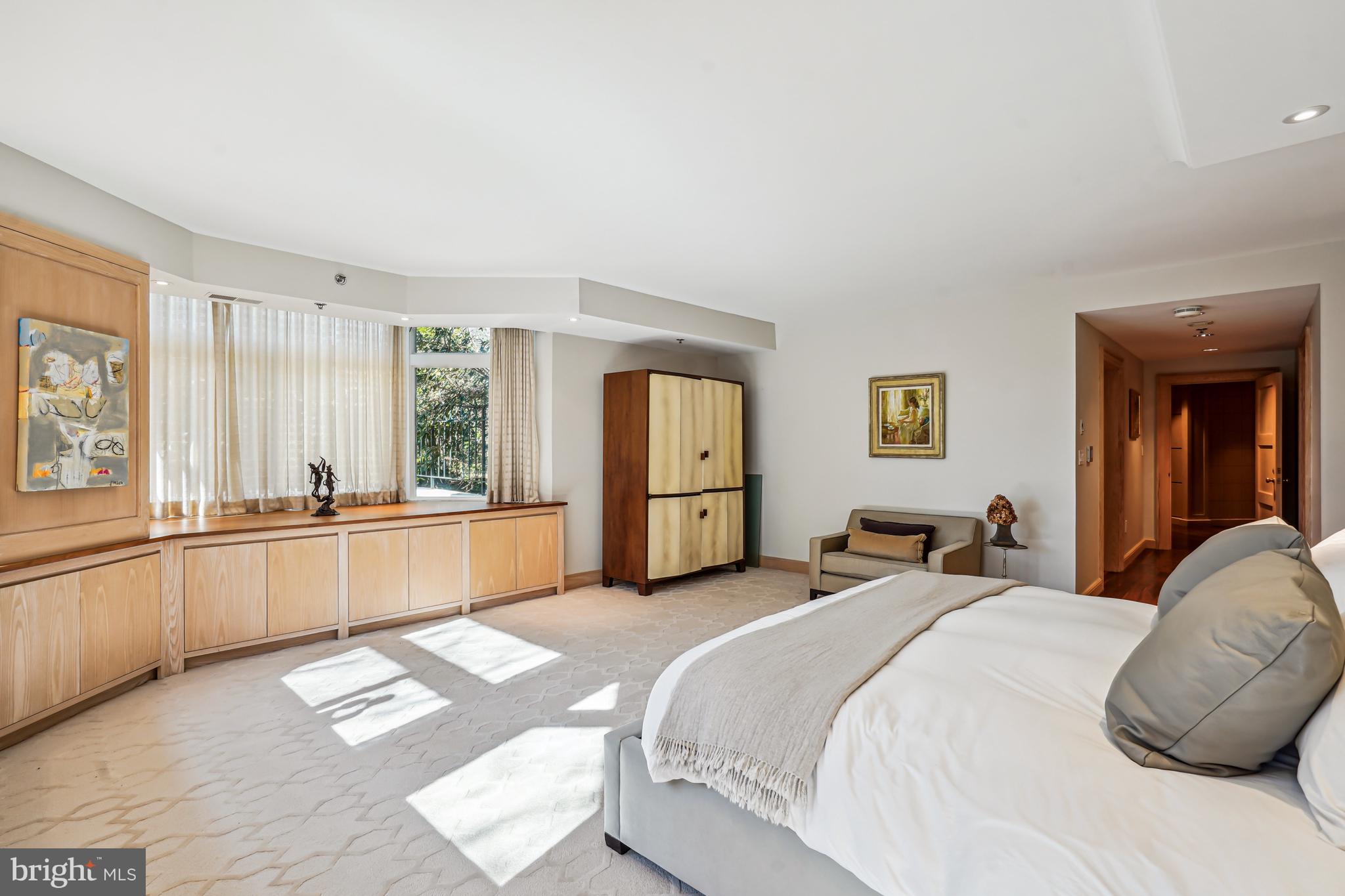 5610 Wisconsin Ave #103