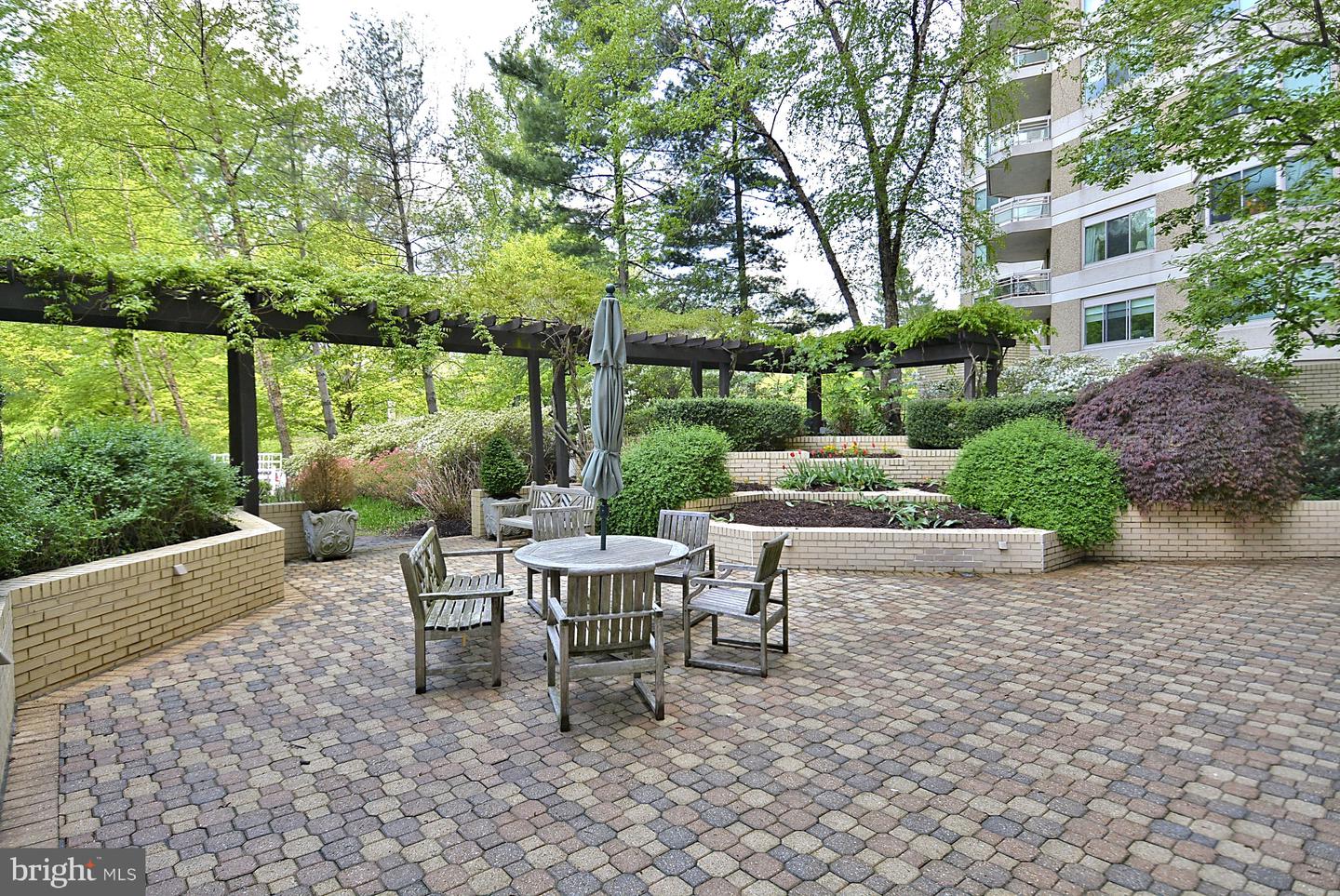 5610 Wisconsin Ave #103