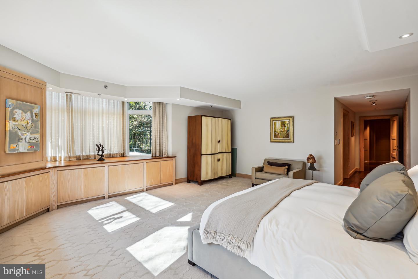 5610 Wisconsin Ave #103