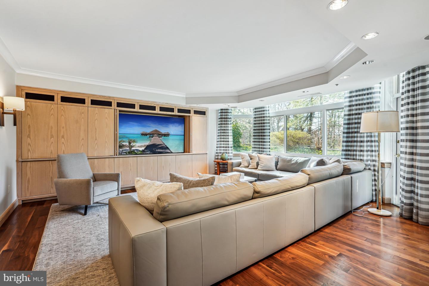 5610 Wisconsin Ave #103