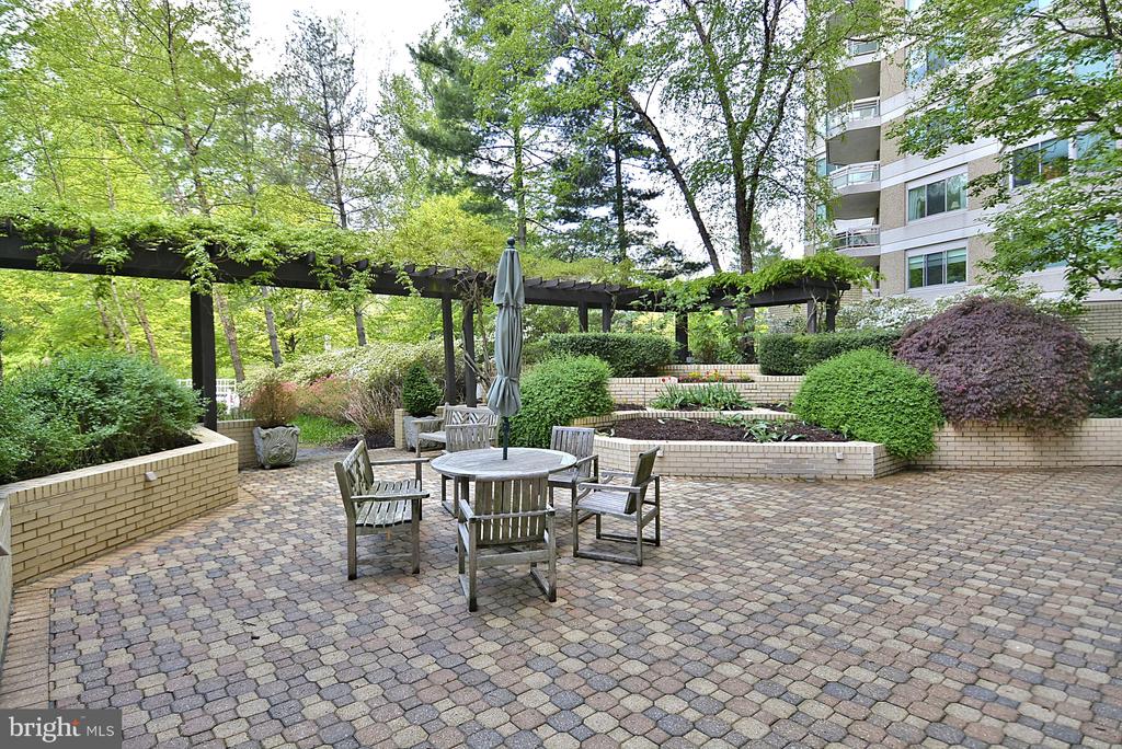 5610 Wisconsin Ave #103