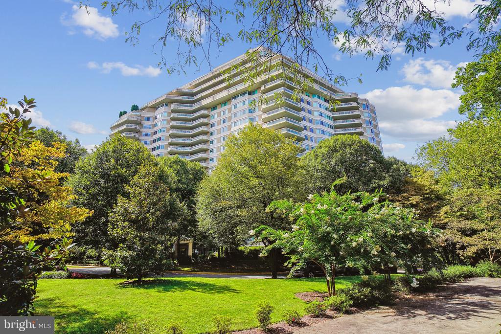 5610 Wisconsin Ave #103
