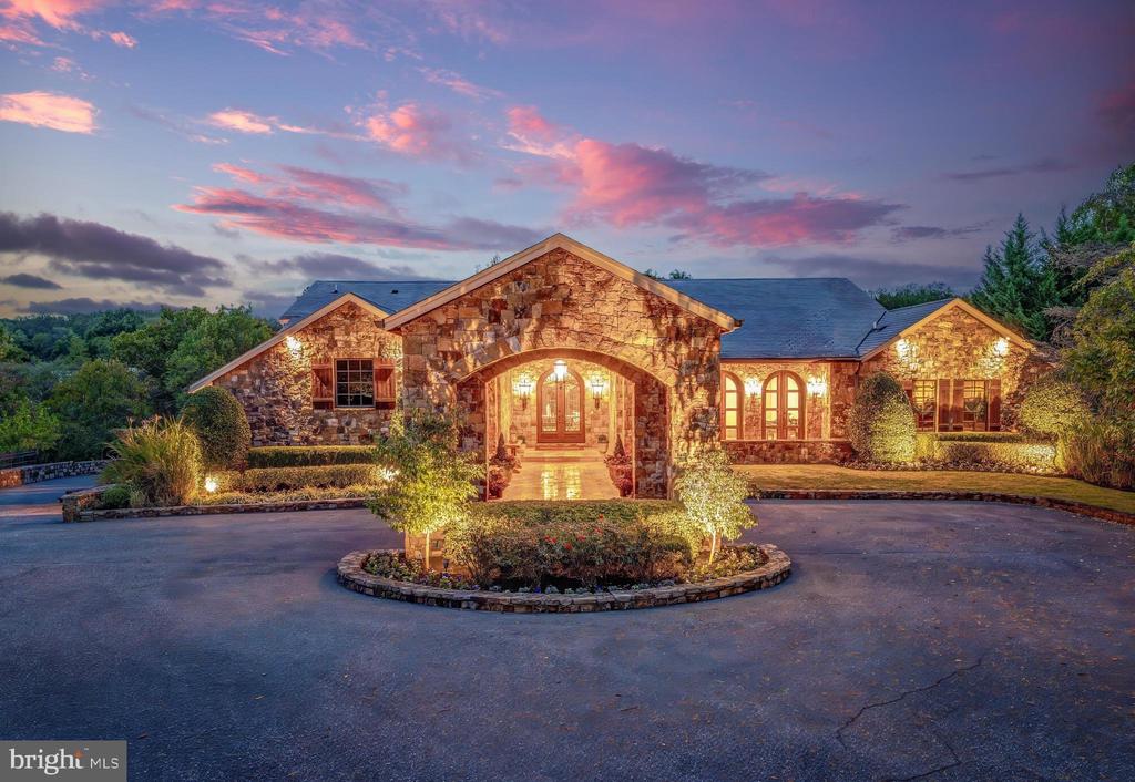 2 PINEY MEETINGHOUSE COURT