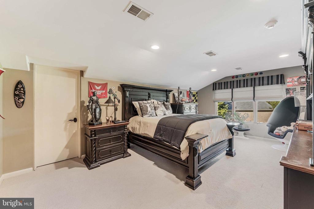 2 PINEY MEETINGHOUSE COURT