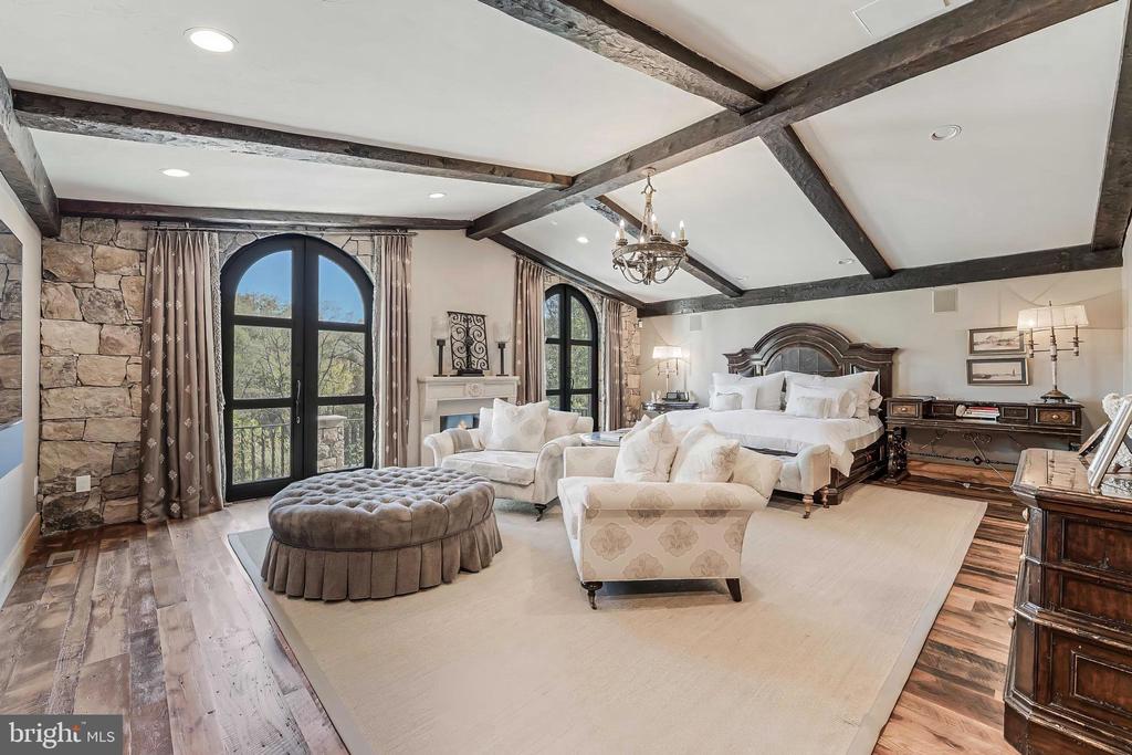 2 PINEY MEETINGHOUSE COURT