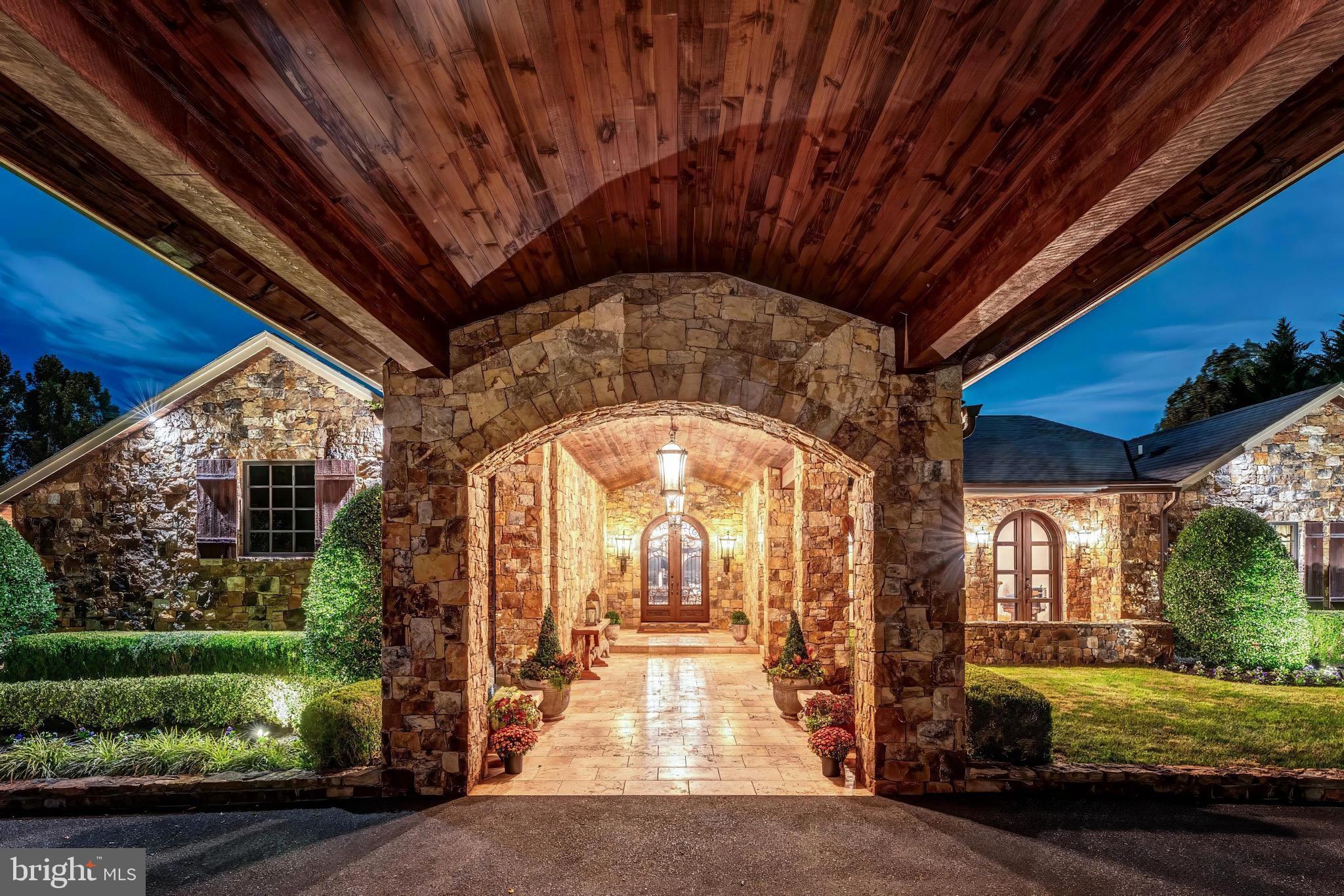 2 PINEY MEETINGHOUSE COURT