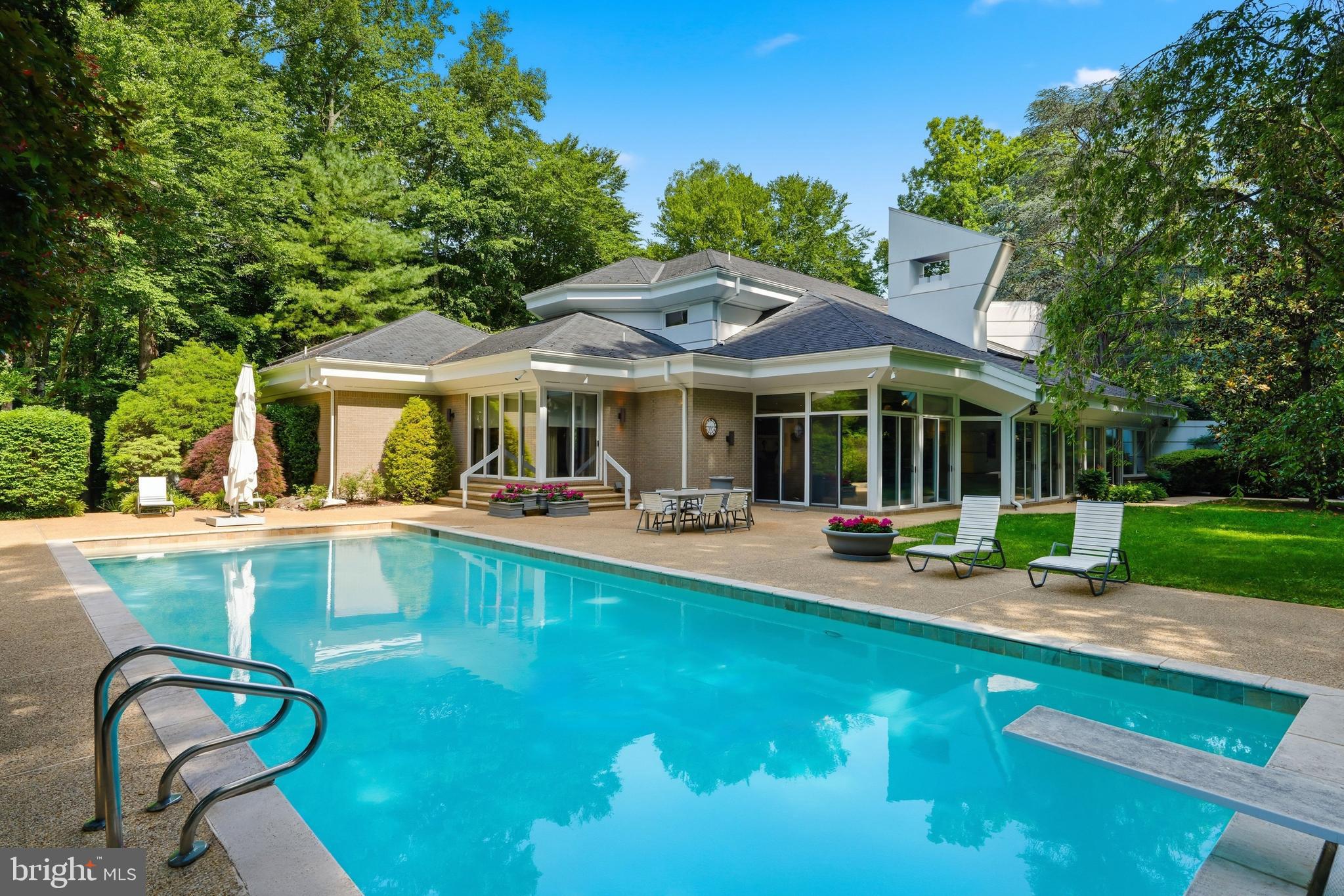 9 OAKLYN COURT