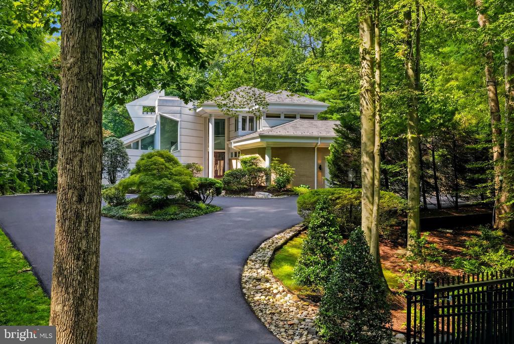 9 OAKLYN COURT