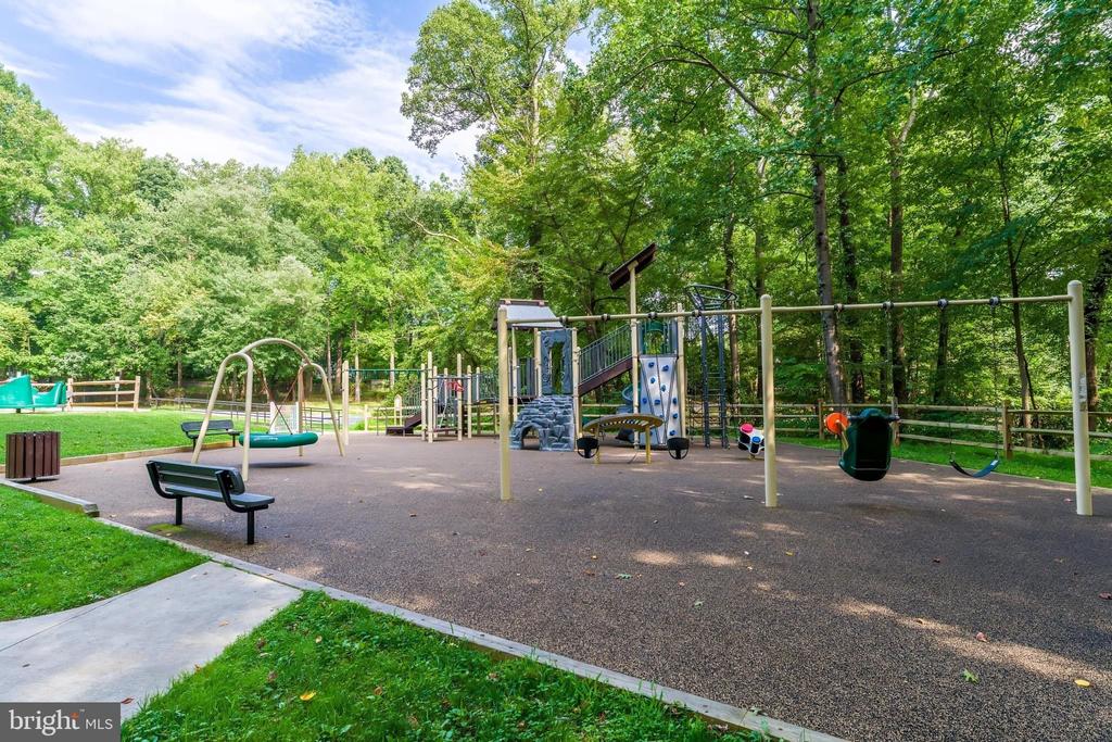 1995 LANCASHIRE DRIVE