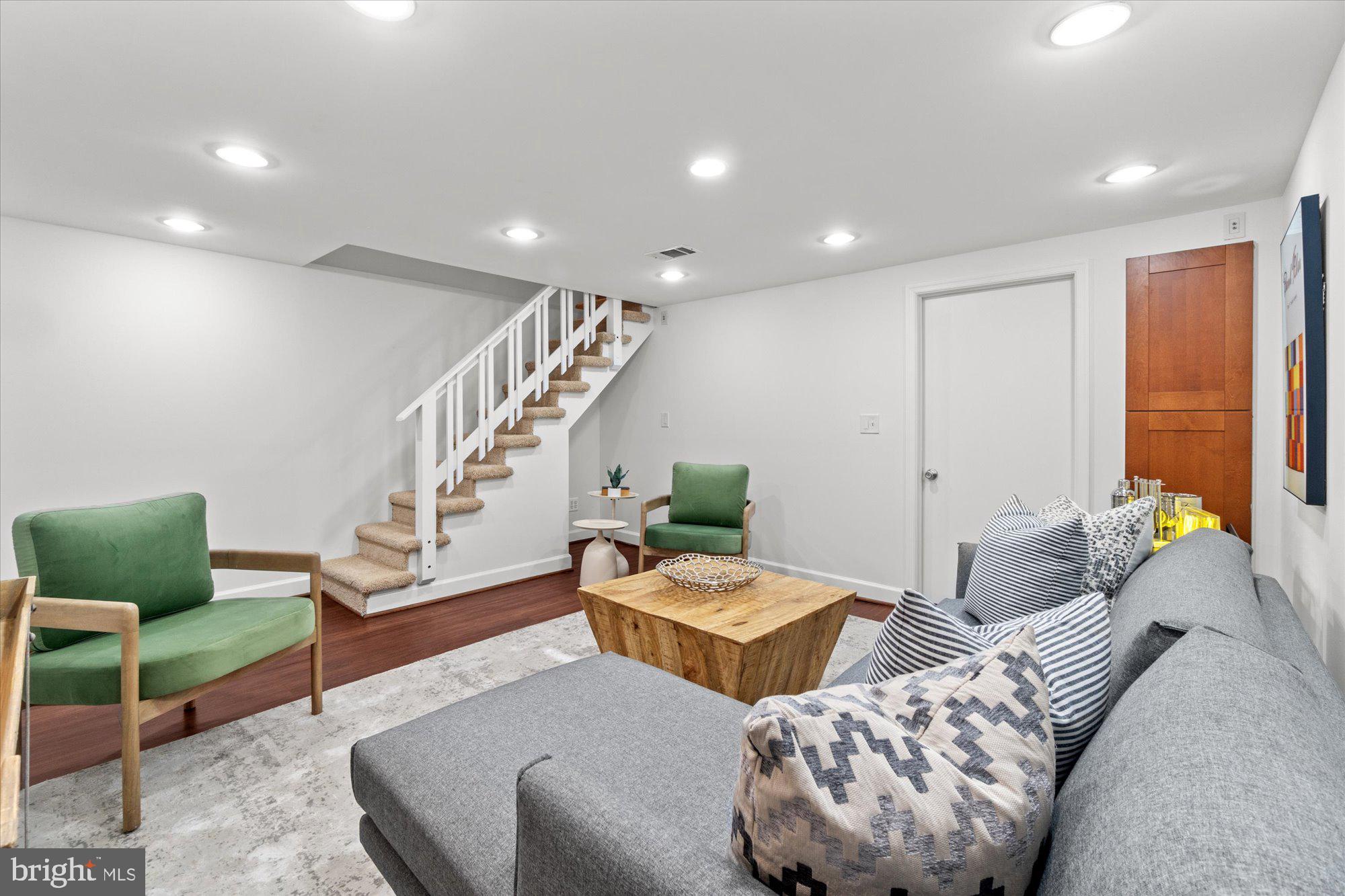 118 E Glendale Ave E