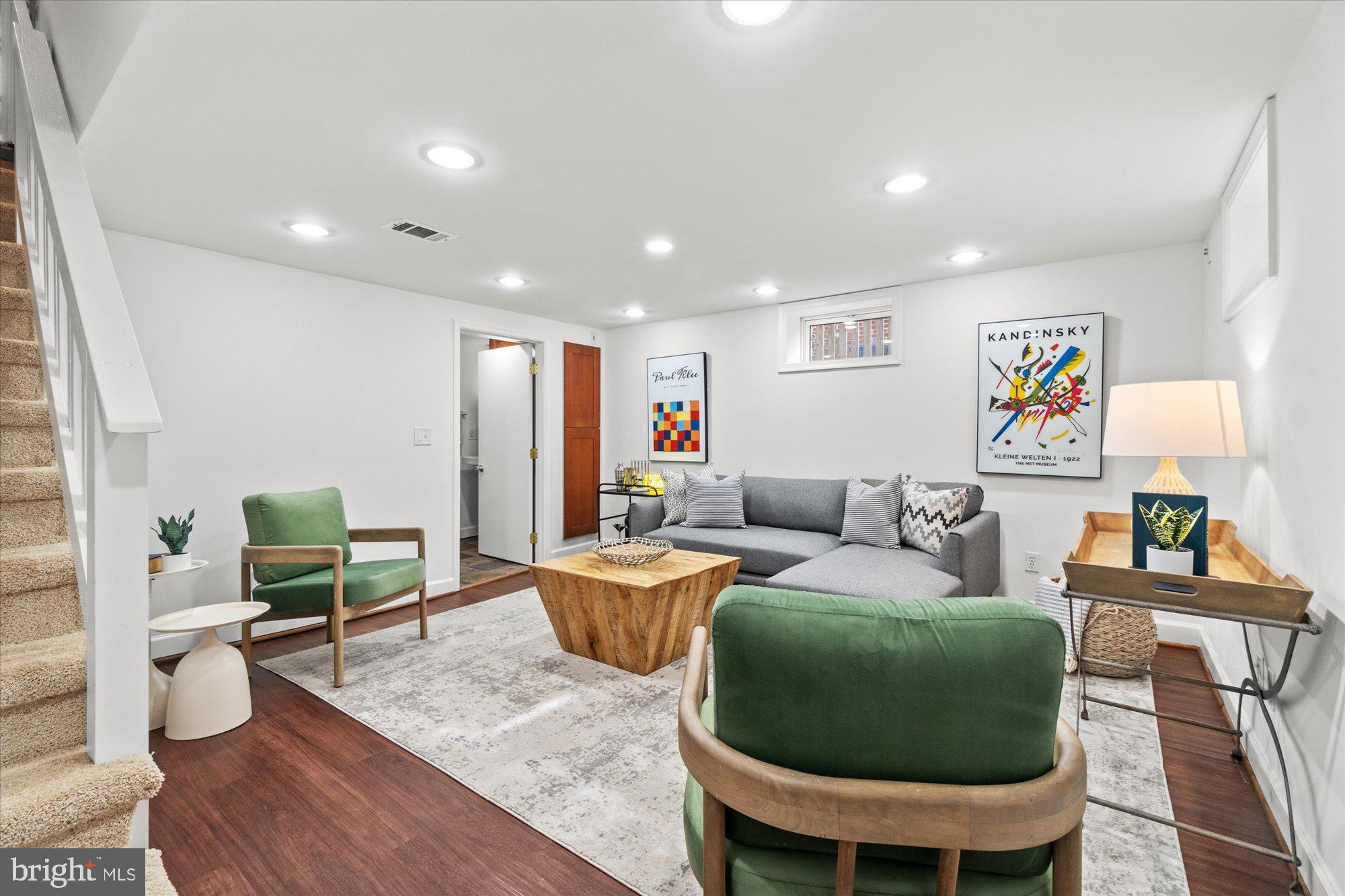 118 E Glendale Ave E