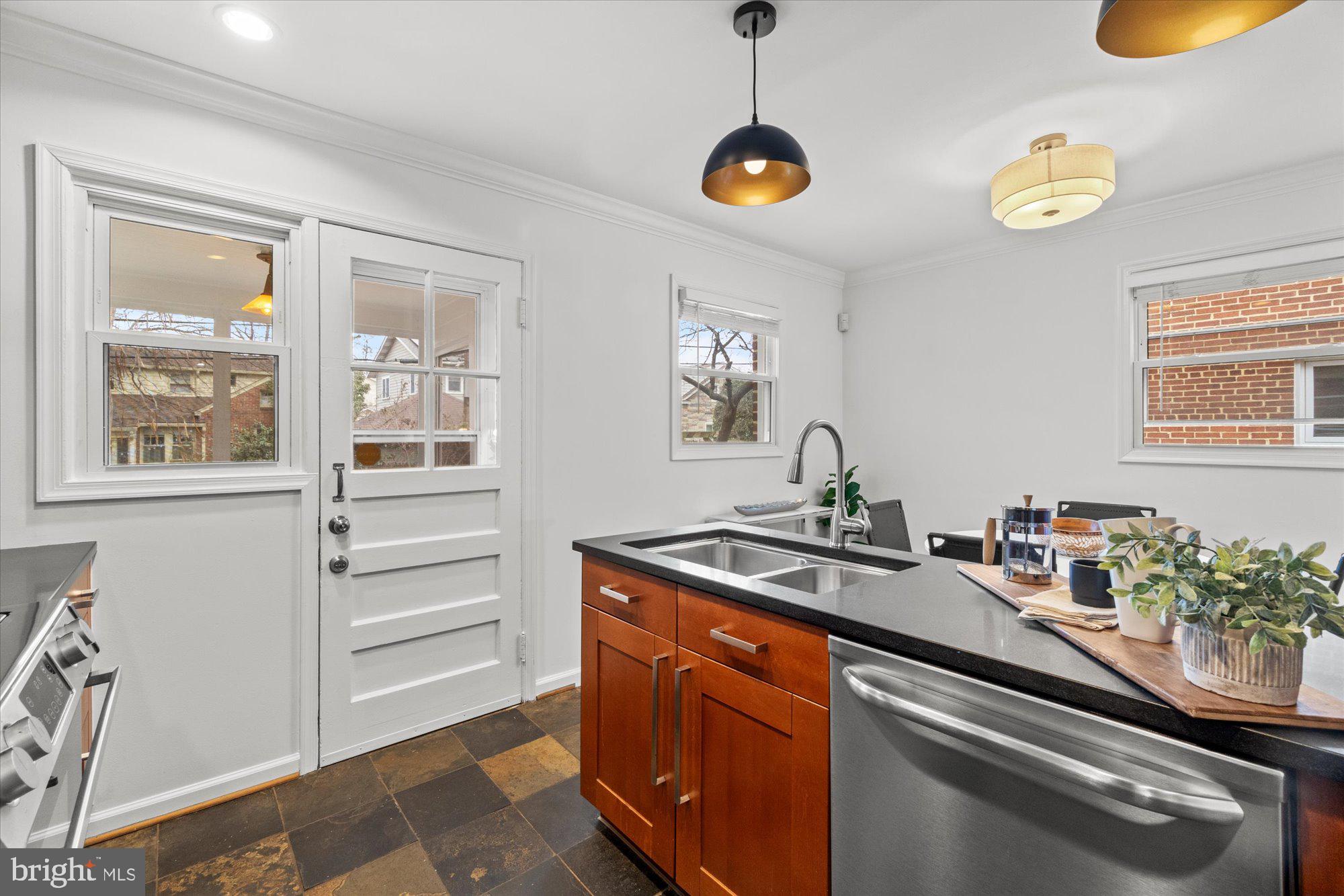 118 E Glendale Ave E