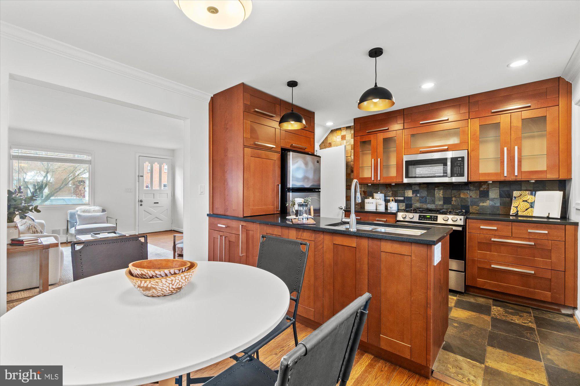 118 E Glendale Ave E