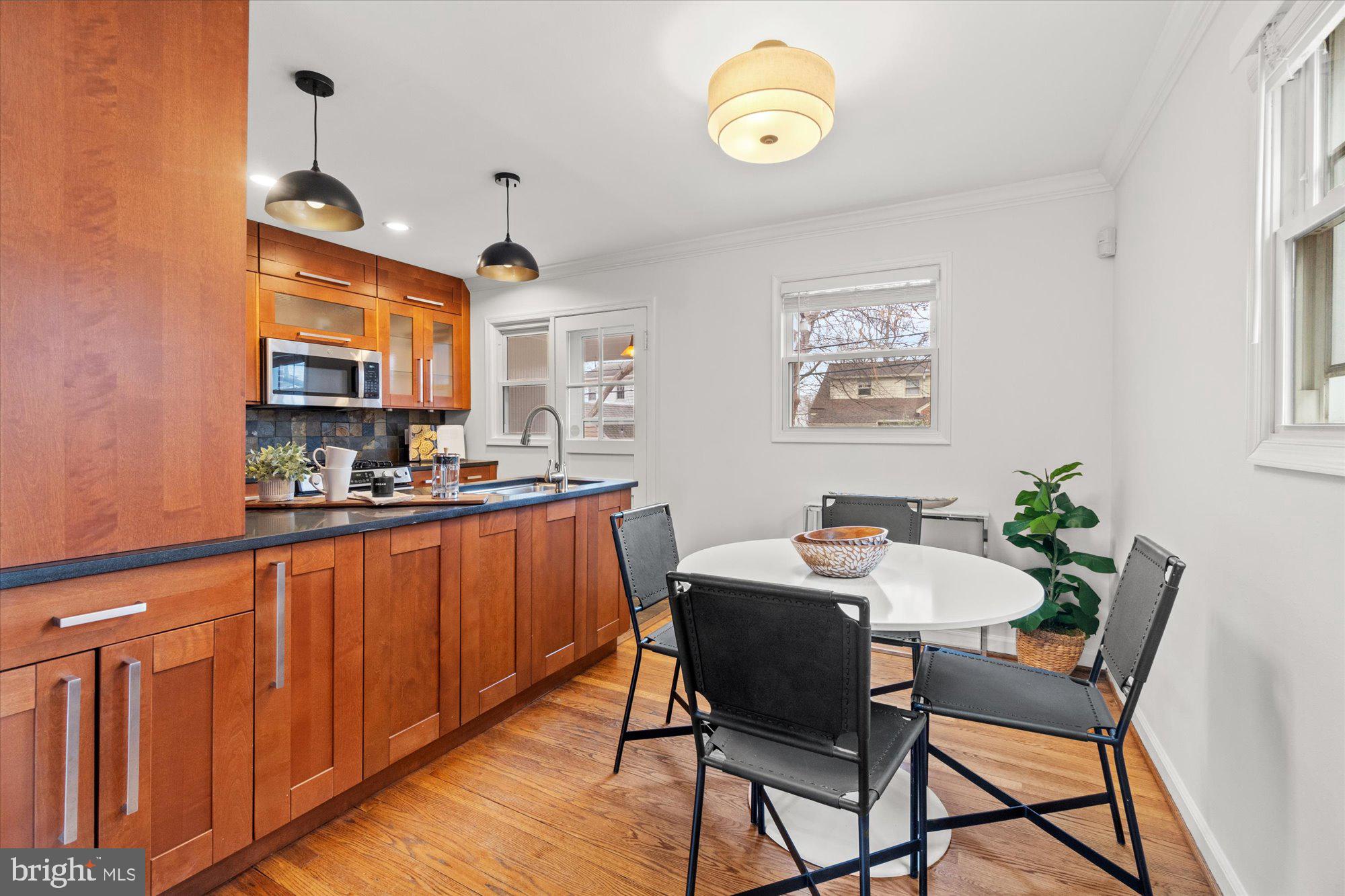 118 E Glendale Ave E