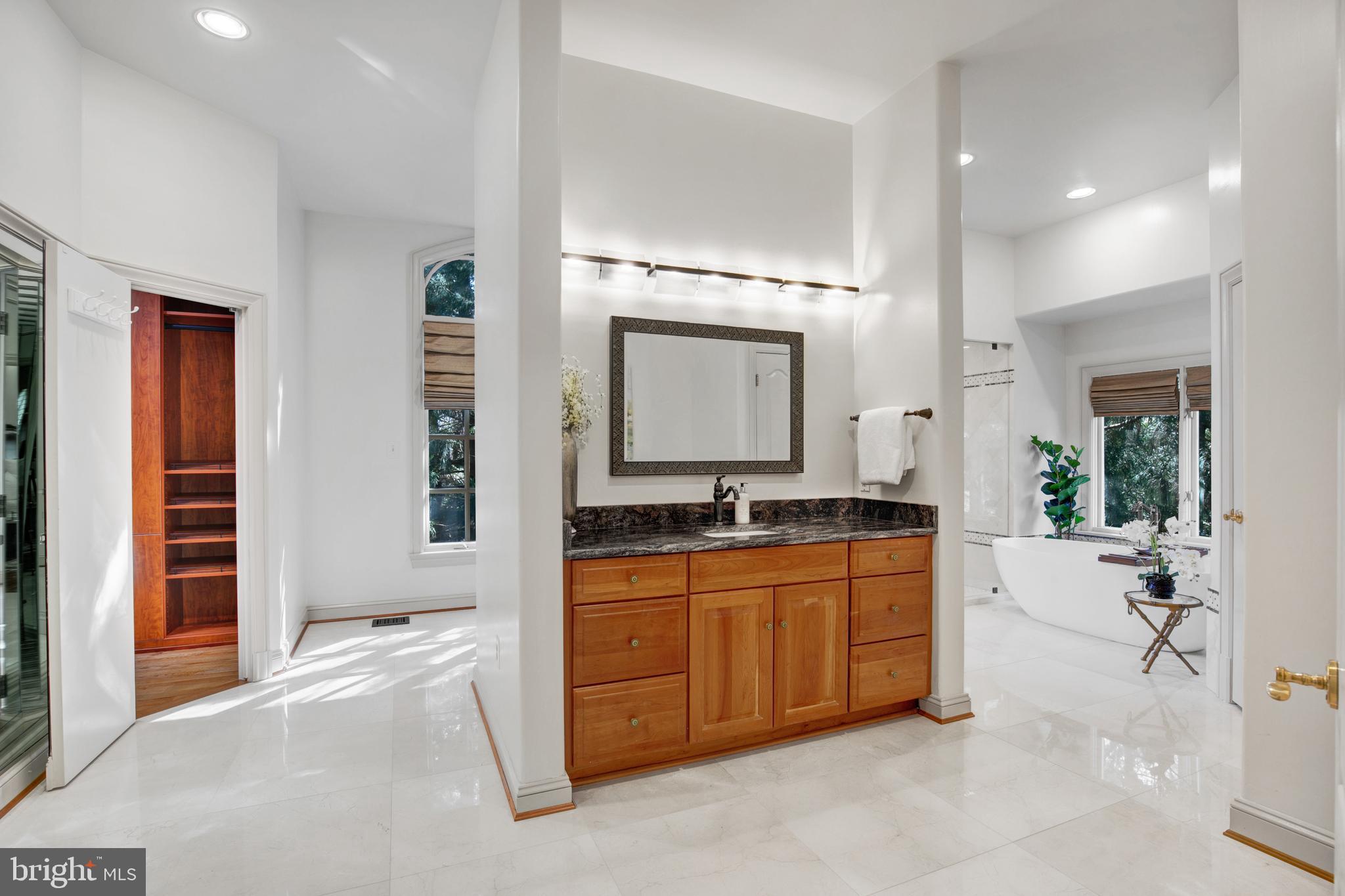 2400 Oakmont Ct