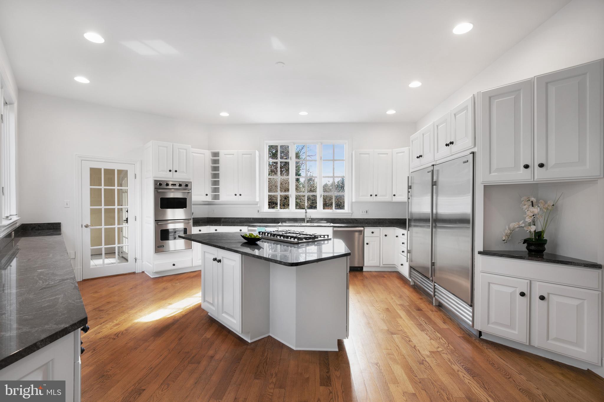 2400 Oakmont Ct