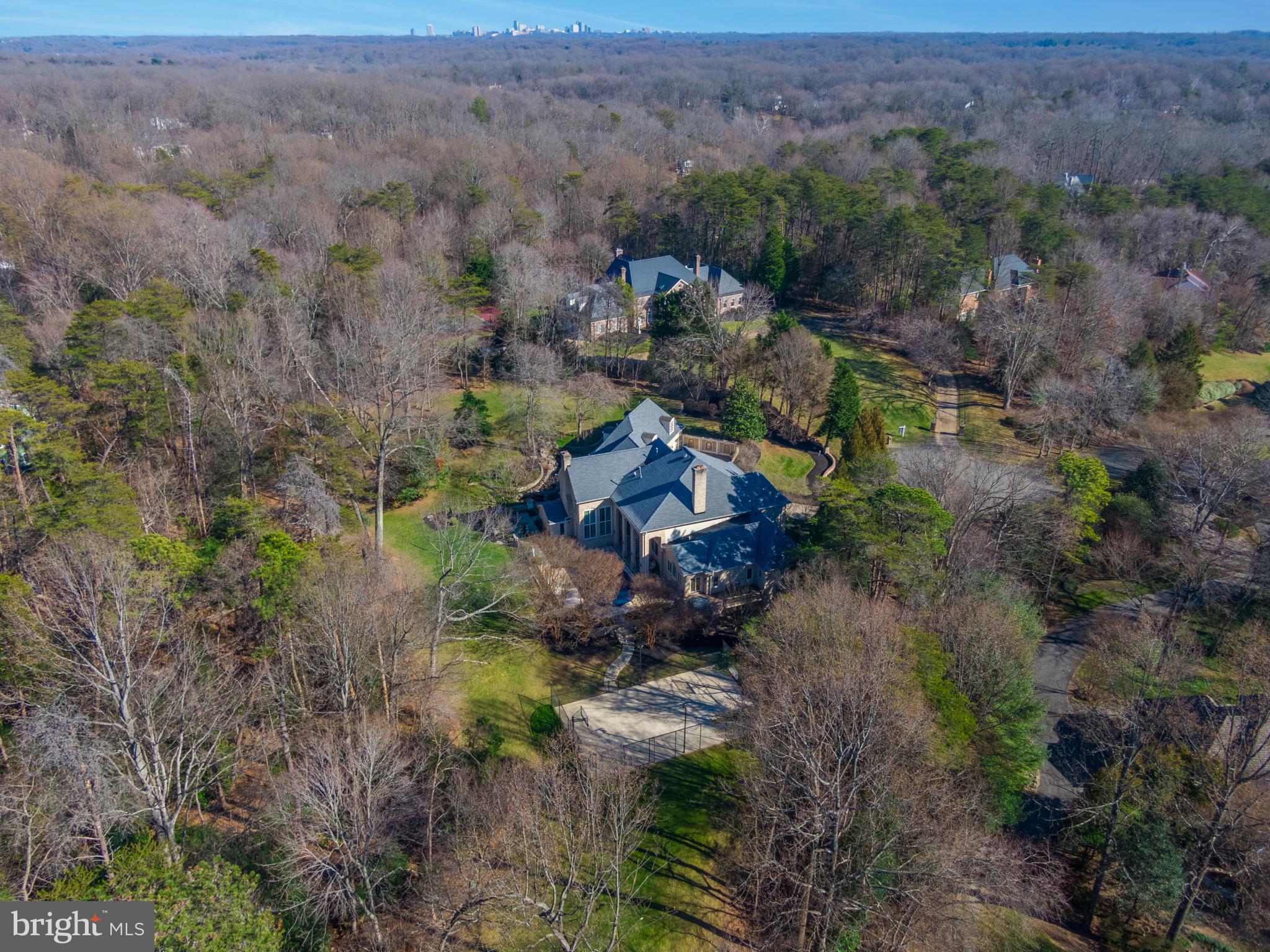 2400 Oakmont Ct