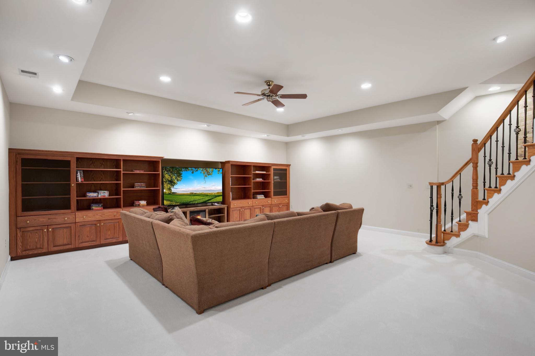 2400 Oakmont Ct