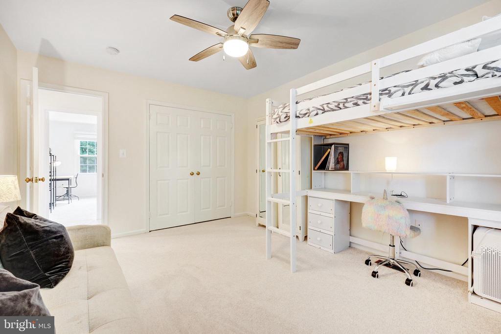 1816 Abbey Oak Dr
