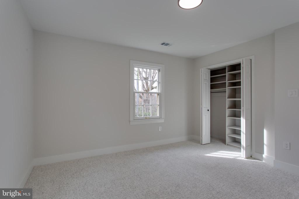 2400 Oakvale Ct NW