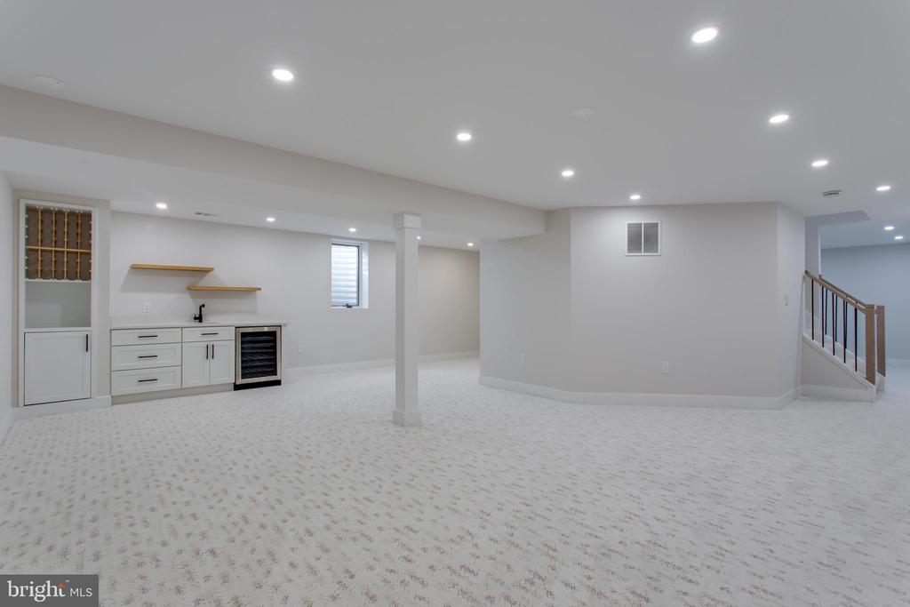 2400 Oakvale Ct NW