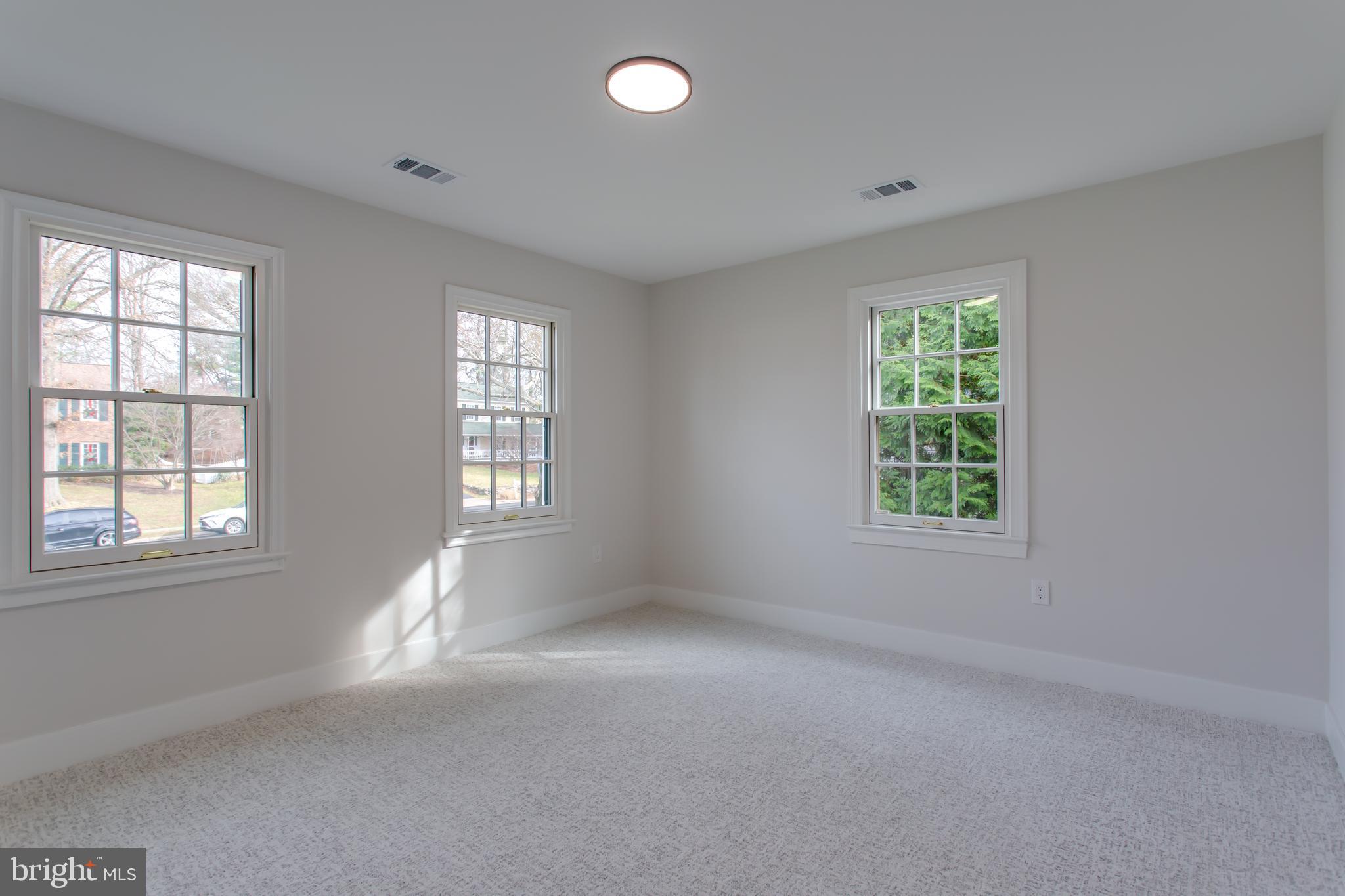 2400 Oakvale Ct NW
