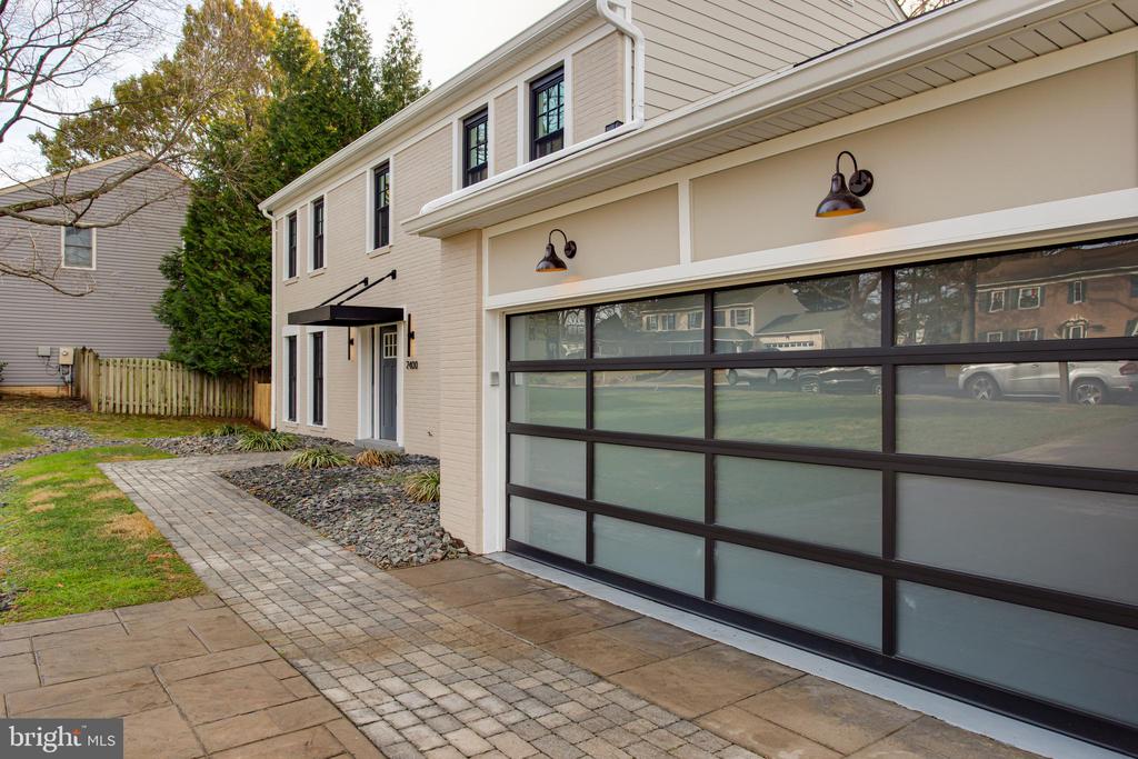 2400 Oakvale Ct NW