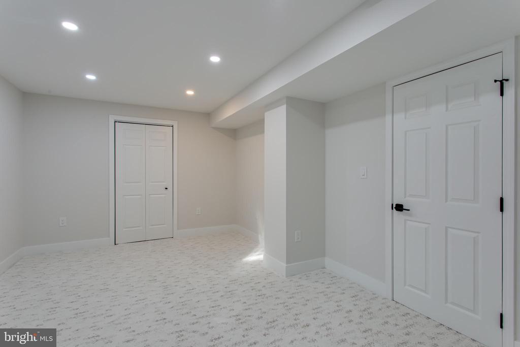 2400 Oakvale Ct NW