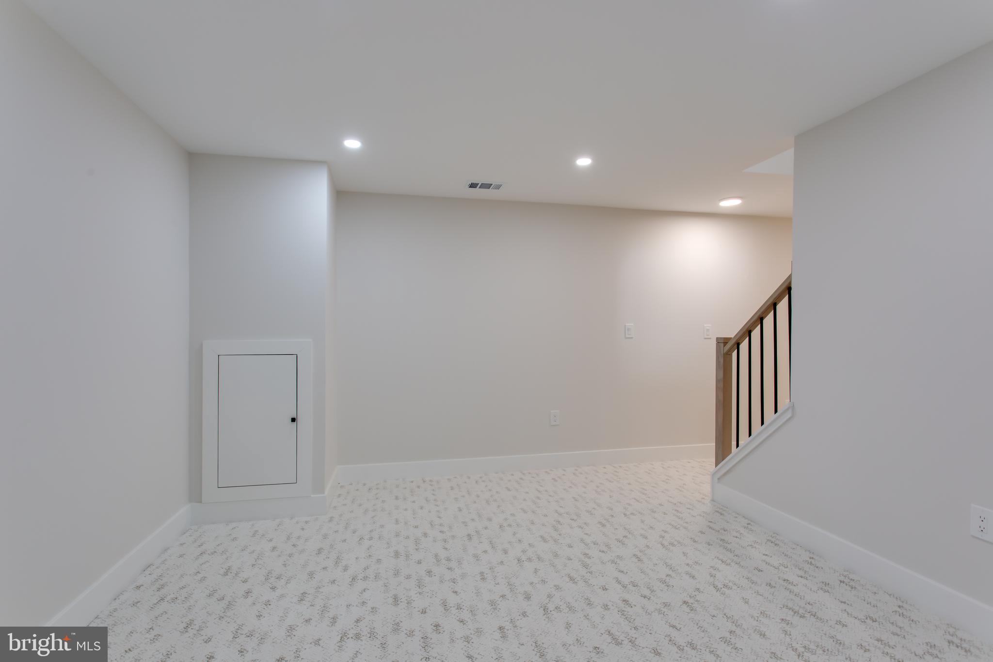 2400 Oakvale Ct NW