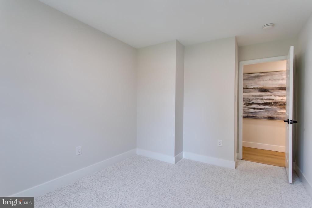 2400 Oakvale Ct NW