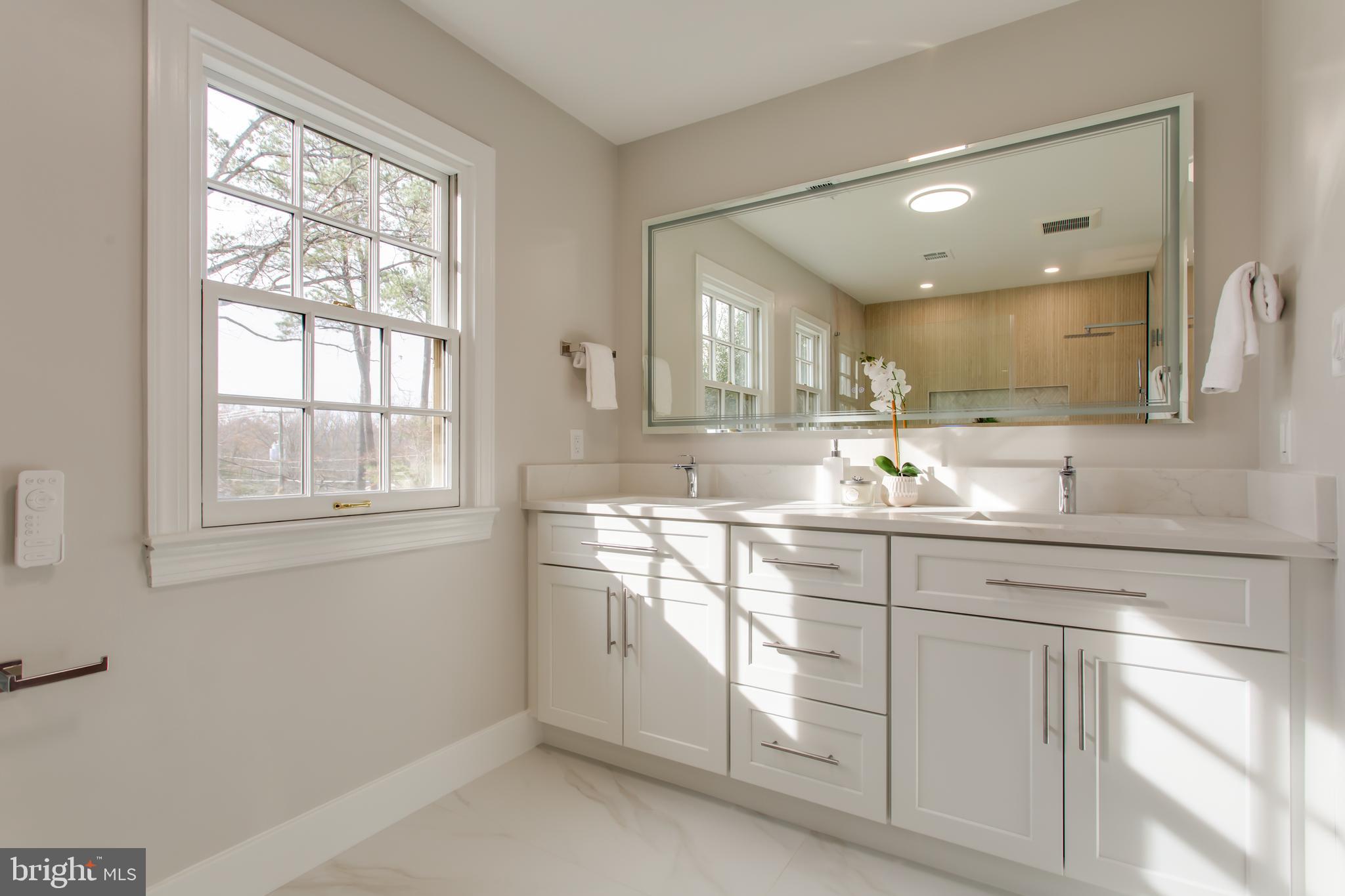2400 Oakvale Ct NW