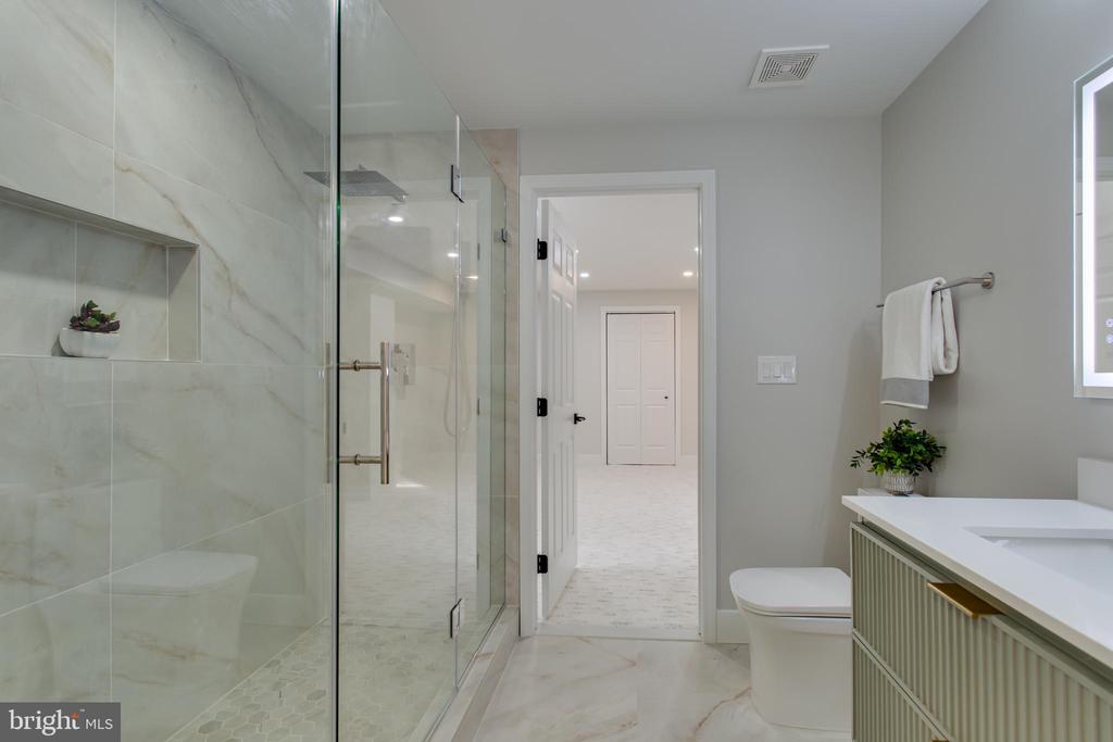 2400 Oakvale Ct NW