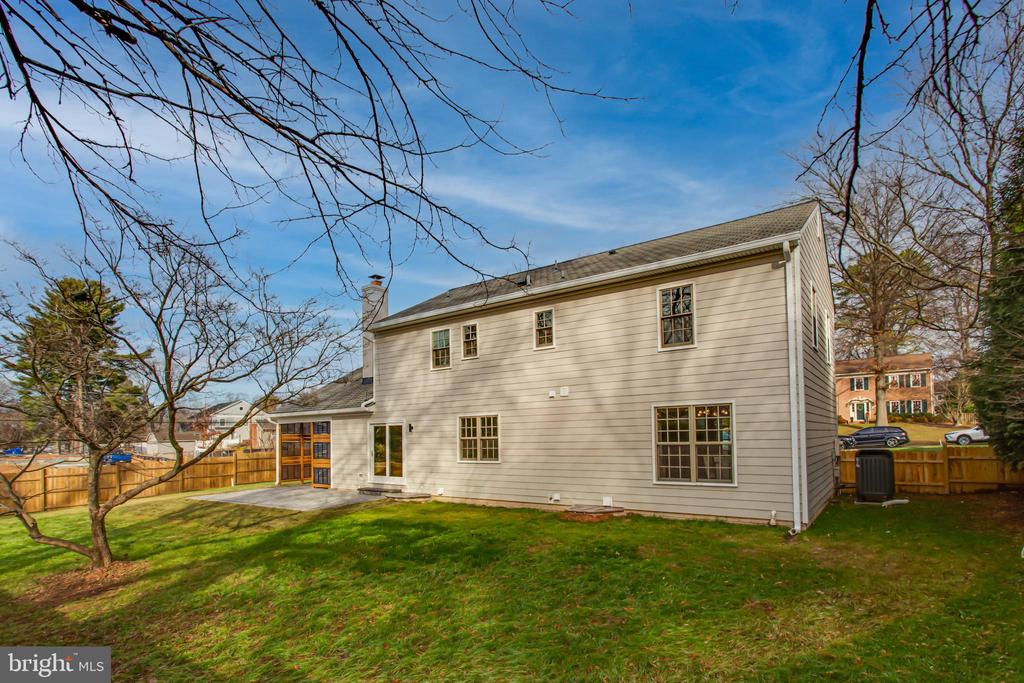 2400 Oakvale Ct NW