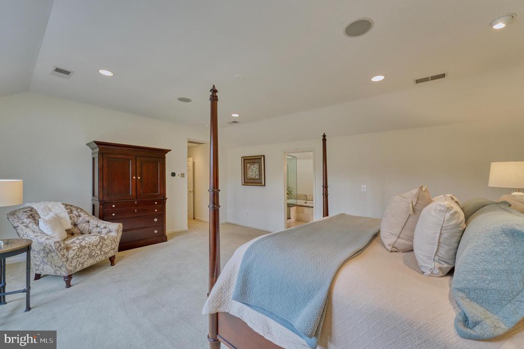 12715 Fox Woods Dr