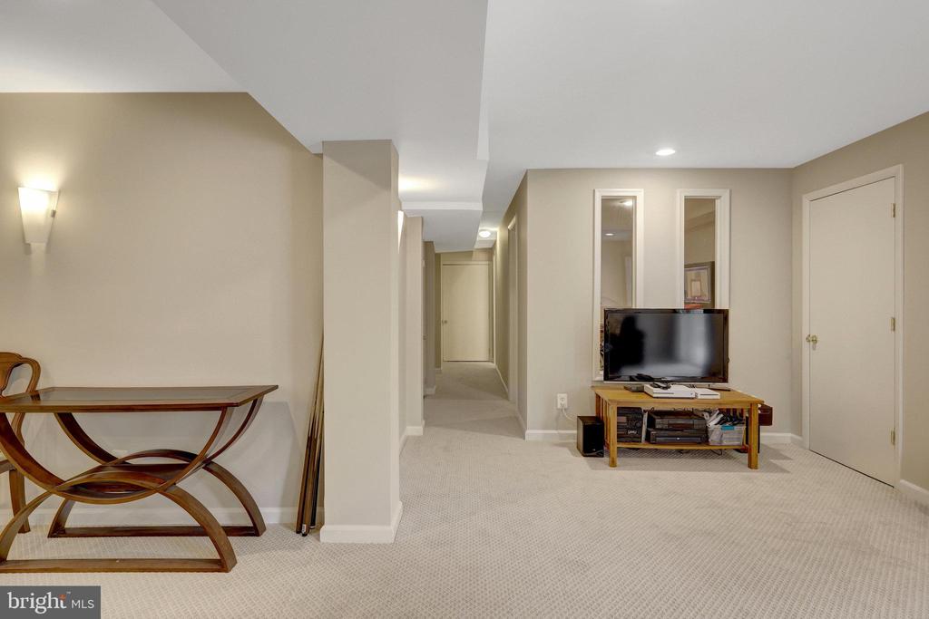 546 Malcolm Rd NW