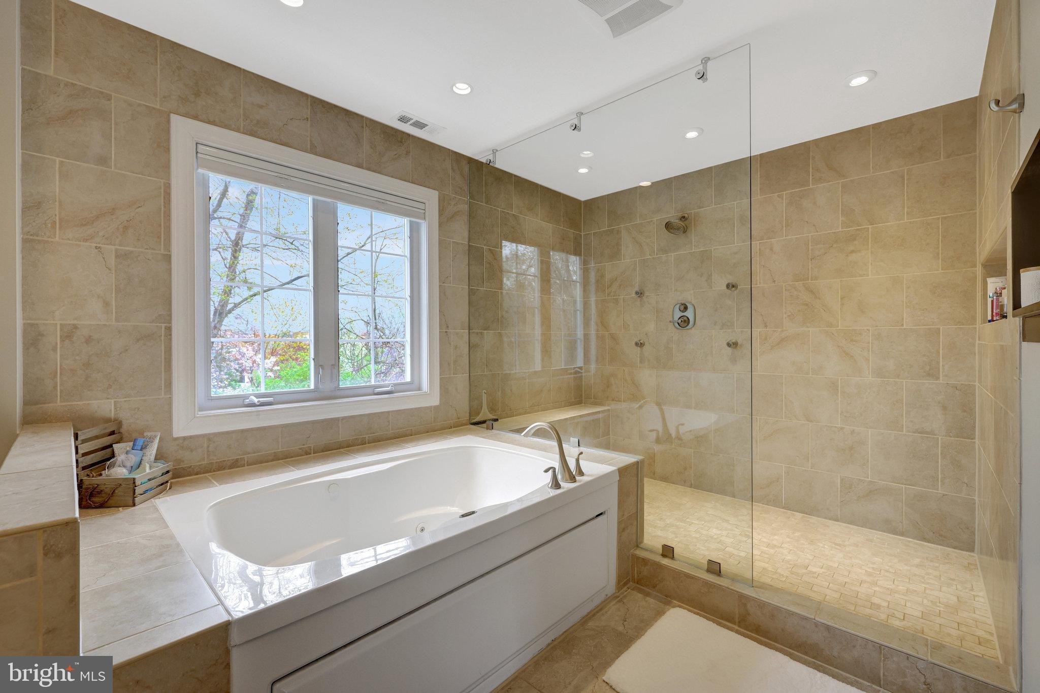 546 Malcolm Rd NW