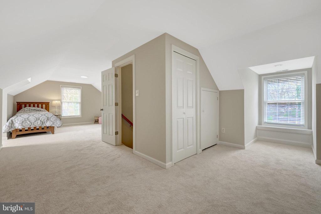 546 Malcolm Rd NW