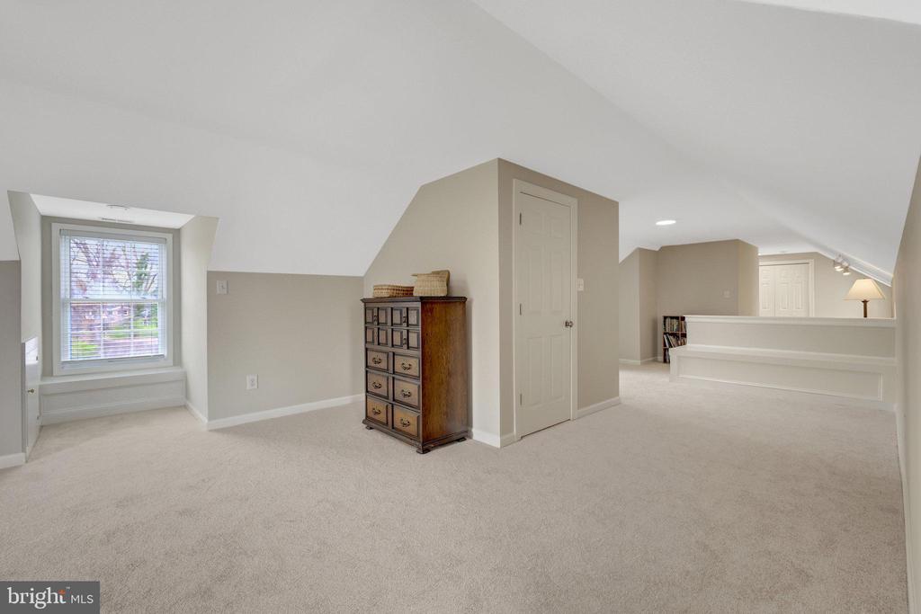 546 Malcolm Rd NW