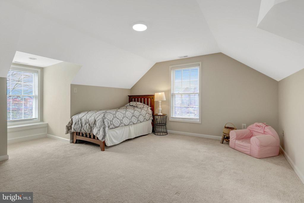 546 Malcolm Rd NW