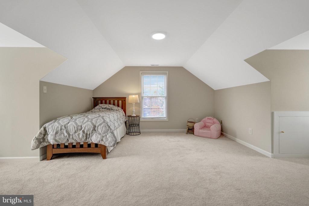 546 Malcolm Rd NW