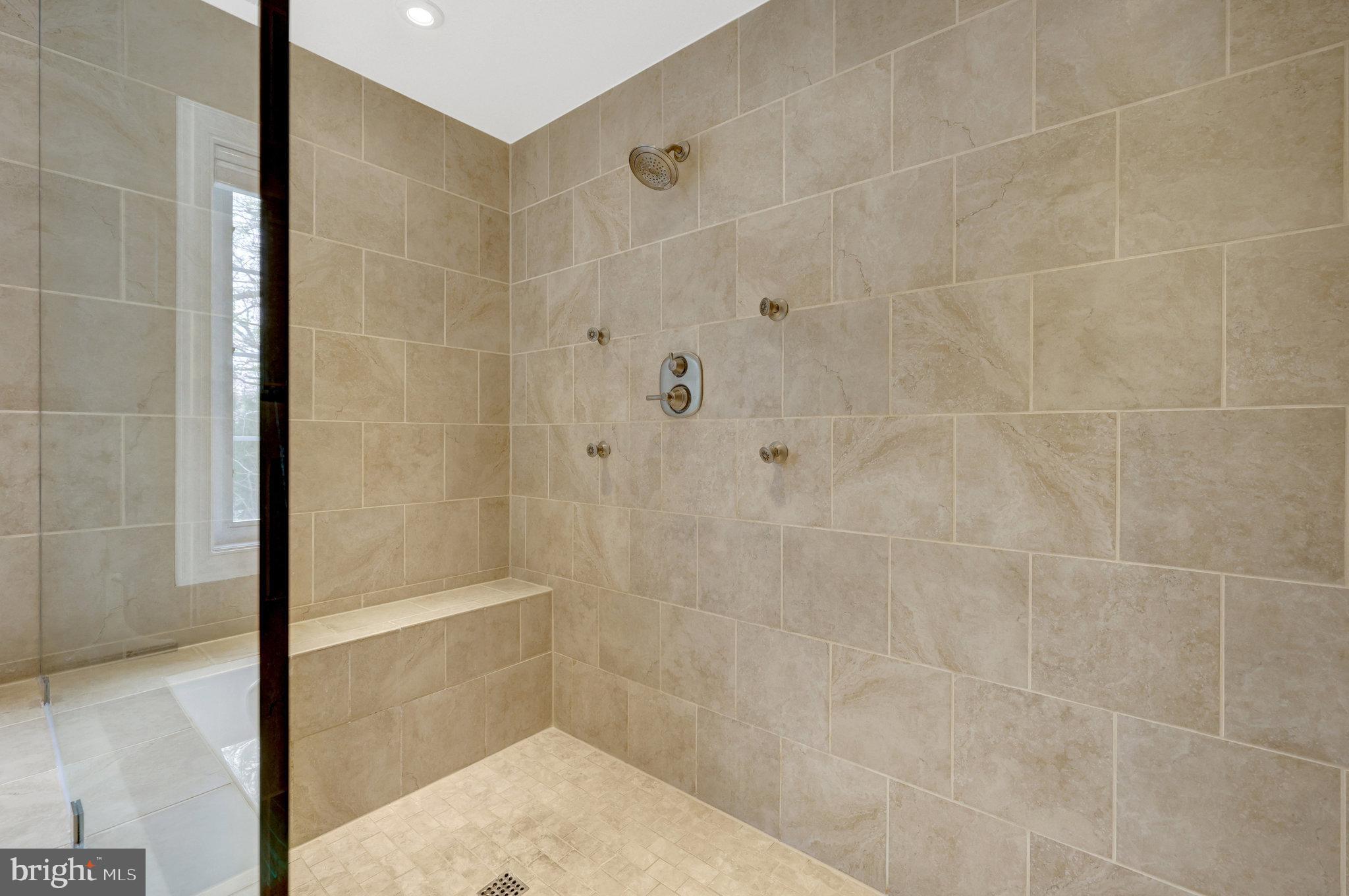 546 Malcolm Rd NW