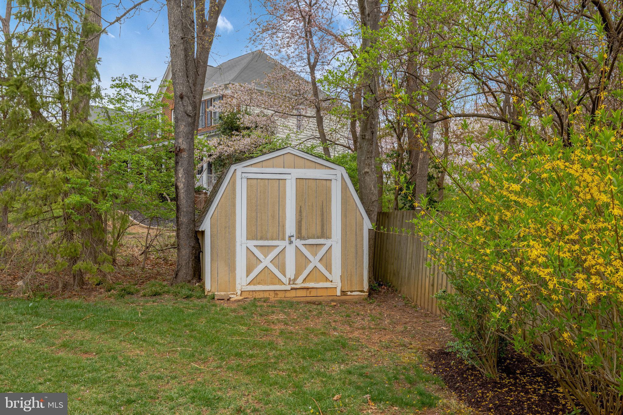 546 Malcolm Rd NW
